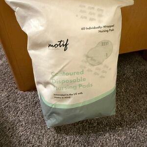 Contoured Disposable Nursing Pads - White